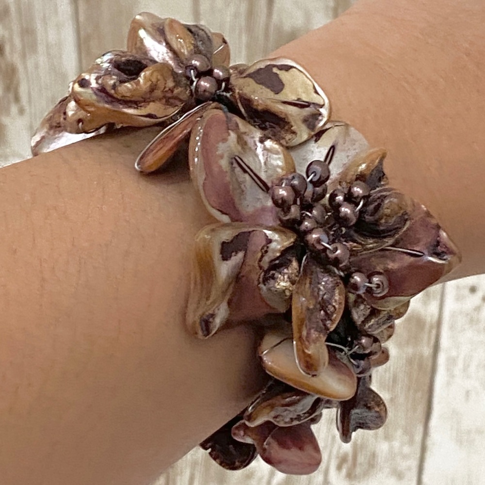 Mother of Pearl Brown Flower Bracelet - Picture 4 of 12